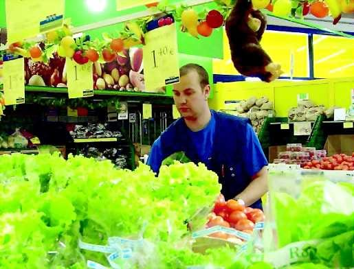 Tarkkana laadusta . K-Supermarket Ykkösedussa hedelmä- ja vihannesosastosta vastaa kaksi myyjää. Heikompilaatuisiksi menneet tuotteet poimitaan pois samalla kun tiskejä täydennetään, kertoo myyjä Tomi Viitala. Tähän aikaan vuodesta varsinkin kurkku- ja tomaattihyllyjä saa täydentää koko ajan.