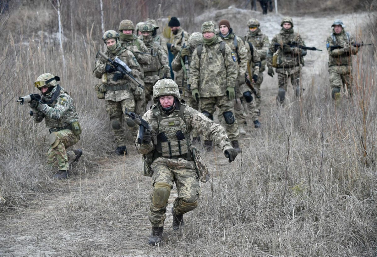 Ukrainalaiset reserviläiset osallistuivat harjoitukseen pääkaupunki Kiovan lähellä lauantaina. LEHTIKUVA / AFP