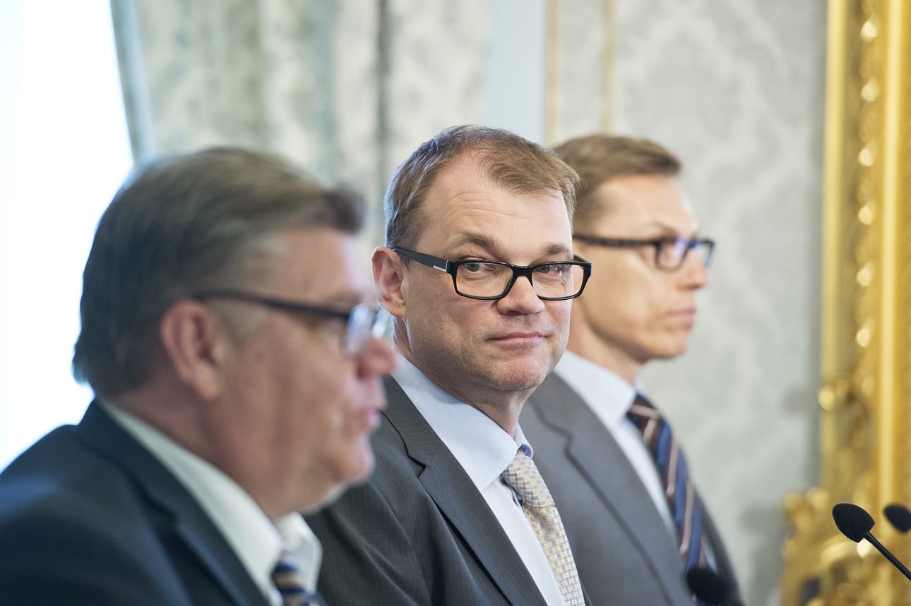 Pääministeri Juha Sipilä (keskellä) ei innostunut ulkoministeri Timo Soinin (kuvassa vasemmalla) EU-kritiikistä.