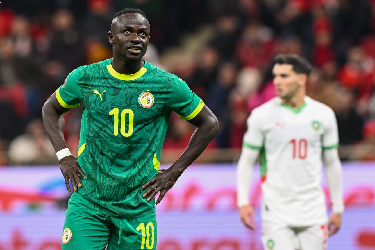 Senegal-tähti Sadio Mane sai suostuteltua joukkuekaverinsa pelaamaan finaalin loppuun. Senegalin onneksi taustalla näkyvä Marokon Brahim Diaz mokasi maansa rangaistuspotkun, ja lopulta Senegal juhli voittoa.