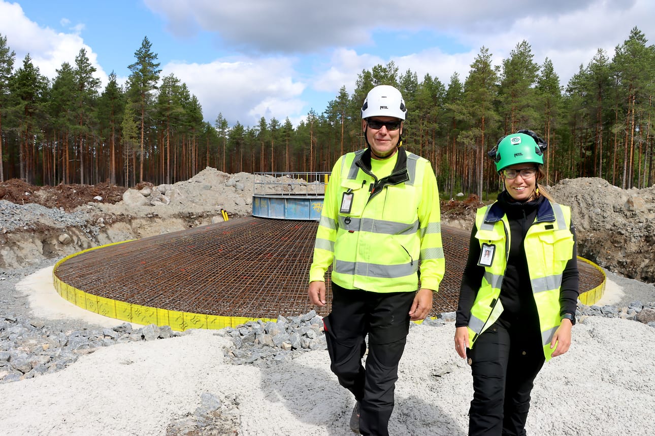 Tuulivoimaloiden pohjia on jo alettu rakentaa. Esko Erkkilä ja Noora Teräs kertovat, että valutöihin päästään elokuun puolivälin jälkeen.
