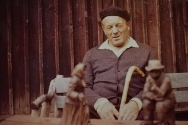 Koskenkorvalaisen Aarne Hakala-Rahkon pienoisveistokset olivat aikanaan suosittuja.