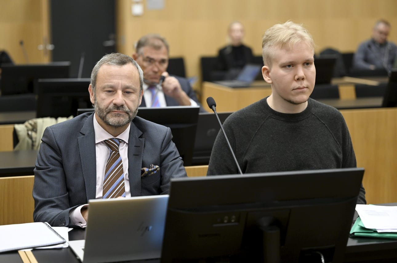 Syyttäjät vaativat tietomurrosta epäillylle Aleksanteri Kivimäelle (oik.) seitsemän vuoden vankeusrangaistusta. Vasemmalla asianajaja Peter Jaari. LEHTIKUVA / EMMI KORHONEN