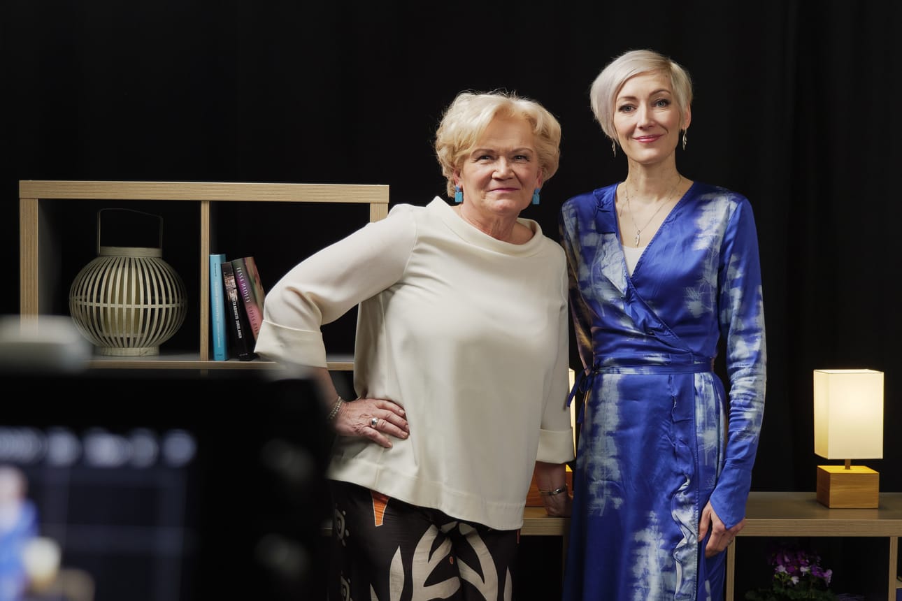 Kirjailija Merja Mäki Anne Flinkkilän haastattelussa.