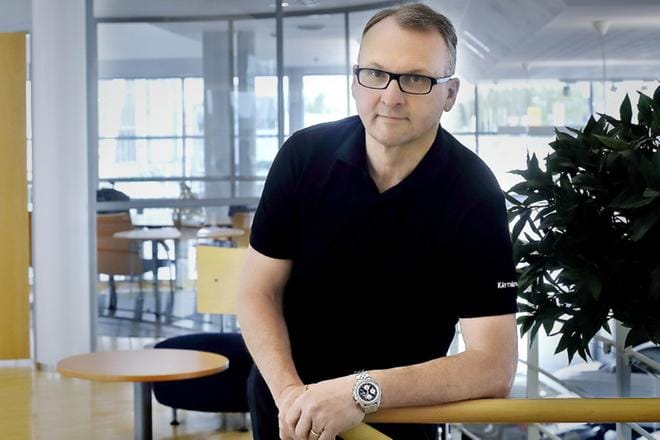 Käyttöauto Oy:n toimitusjohtaja Jyrki Viitala ylenee tänään reservissä komentajakapteeniksi. Merivoimien sotilasarvo vastaa maa- ja ilmavoimien majuria. KUVA: HEIKKI HAKANEN