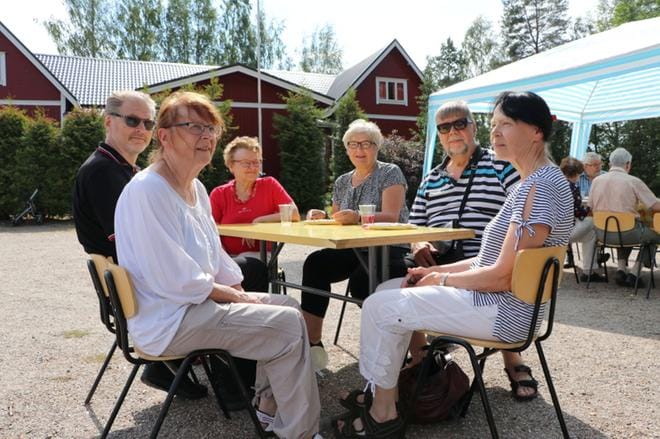 Jari Tolvanen, Kerttu Pellinen, Marjatta Suomela, Carita Kontiainen, Simo Kontiainen ja Tarja Pellinen viihtyivät auringon paisteessa. KUVAT: AKSELI KANGAS