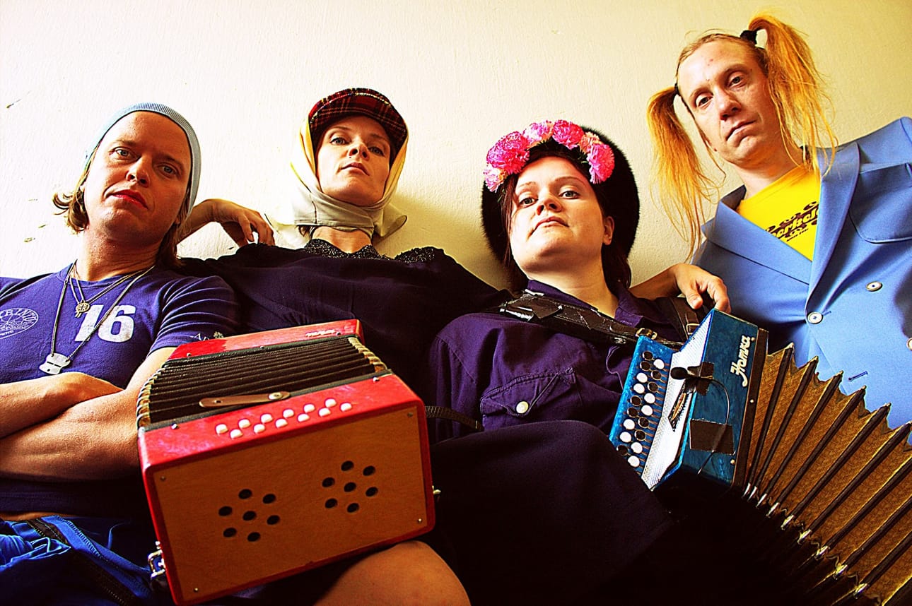 Tuomas Juntunen (vas.), Reetta-Kaisa Iles, Anna-Mari Kivimäki ja Eero Grundström ovat Suistamon Sähkö. He ovat keikalla tänään Tubassa Oulussa ja huomenna Äkäslompolossa.