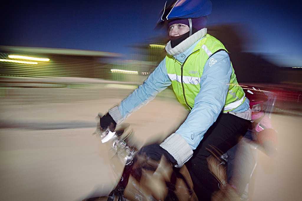 Talvipyöräilijä on tuttu näky Oulun seudulla.