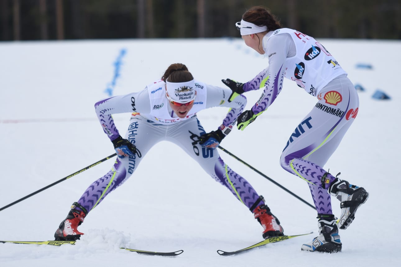 Susanna Saapunki vastaanottaa Katri Lylynperän maalissa.