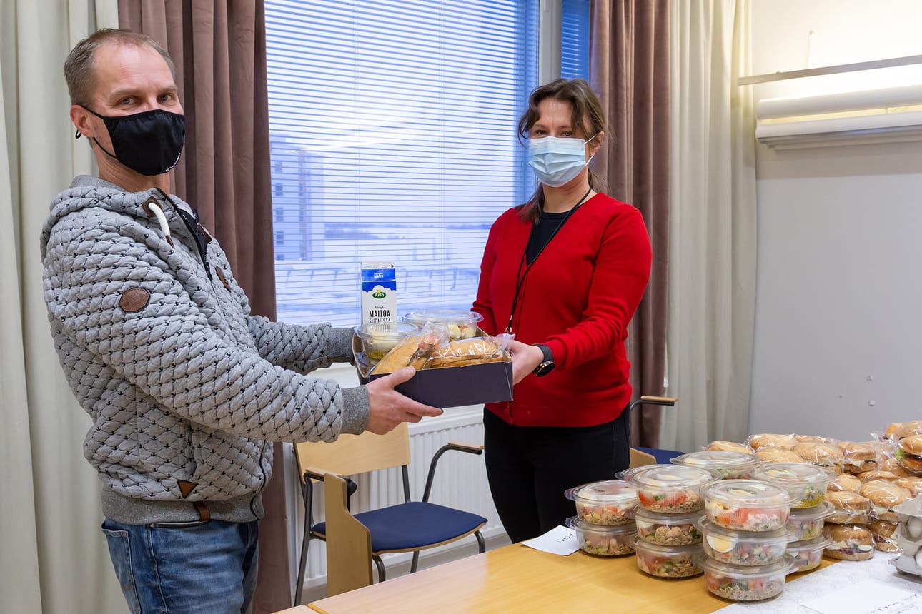 Mehiläinen Länsi-Pohjan assistentti Päivi Tirroniemi otti Marko Vuoriselta vastaan teho-osastolle lähtevän lounaspaketin.