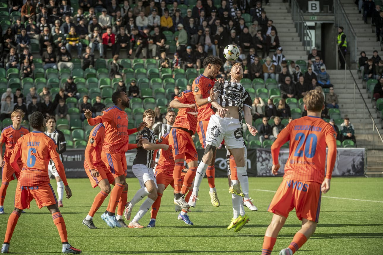 TPS:n Matej Hradecky ja Eetu Turkki ovat SJK-puolustuksen puristuksessa.