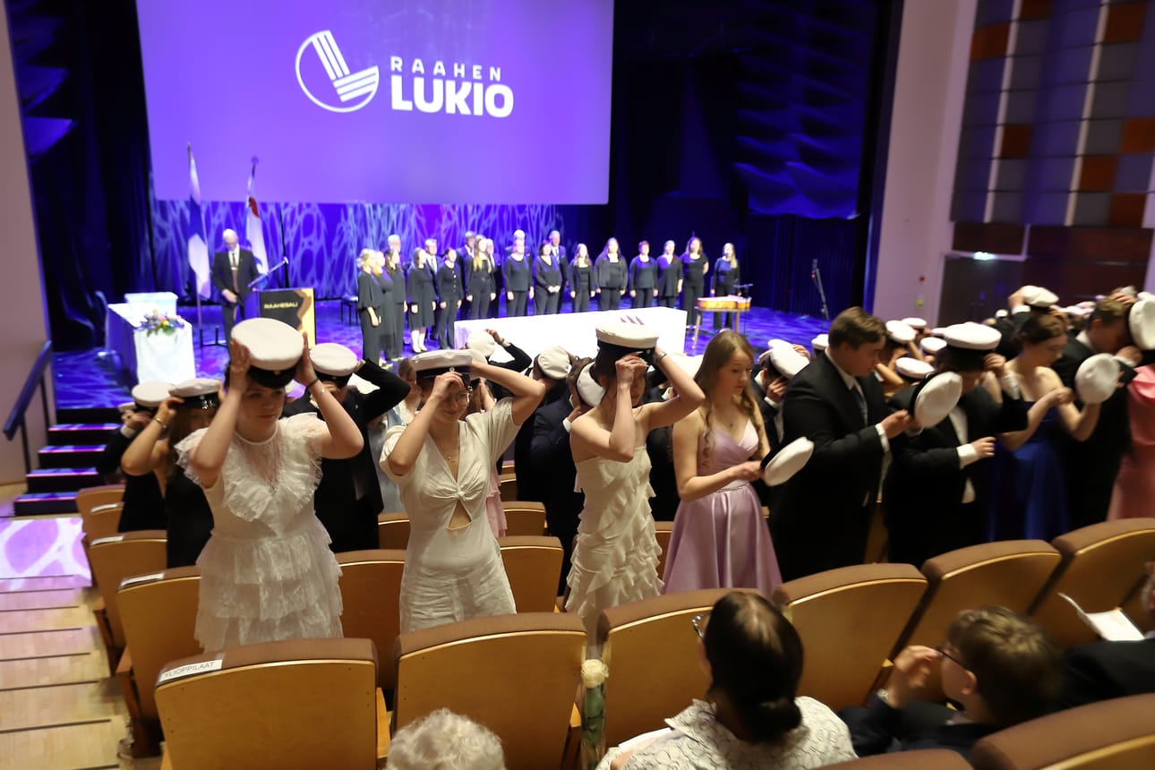 Tätä hetkeä moni oli odottanut. Ylioppilaslakin sai laittaa päähänsä.