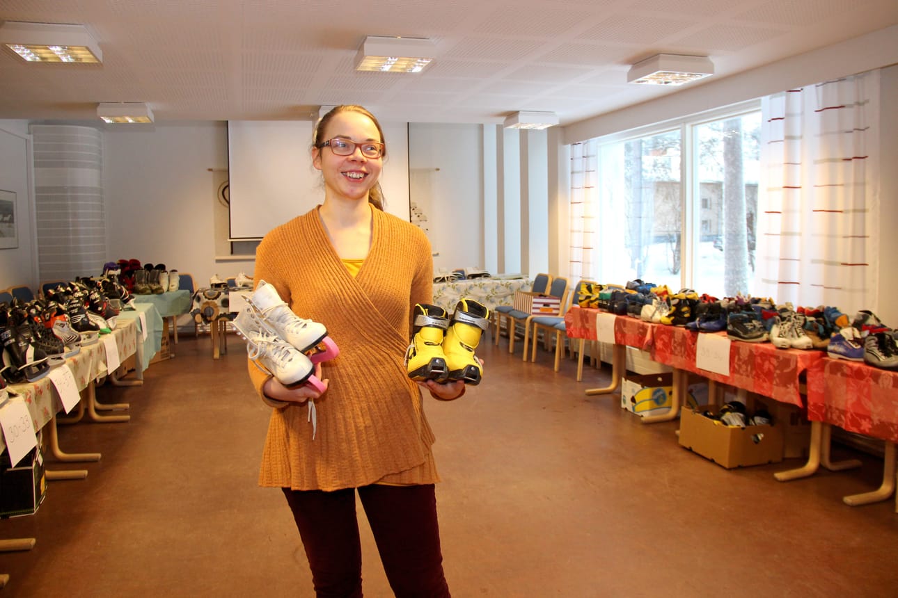 Pelkästään tässä huoneessa on jaossa noin 240 paria käytettyjä hyväkuntoisia urheilujalkineita. – Vieläkin Pudasjärvellä on noin 300 kiloa näitä jaettavia urheiluvälineitä, ellei enemmänkin, diakonissa Eeva Leinonen arvioi.