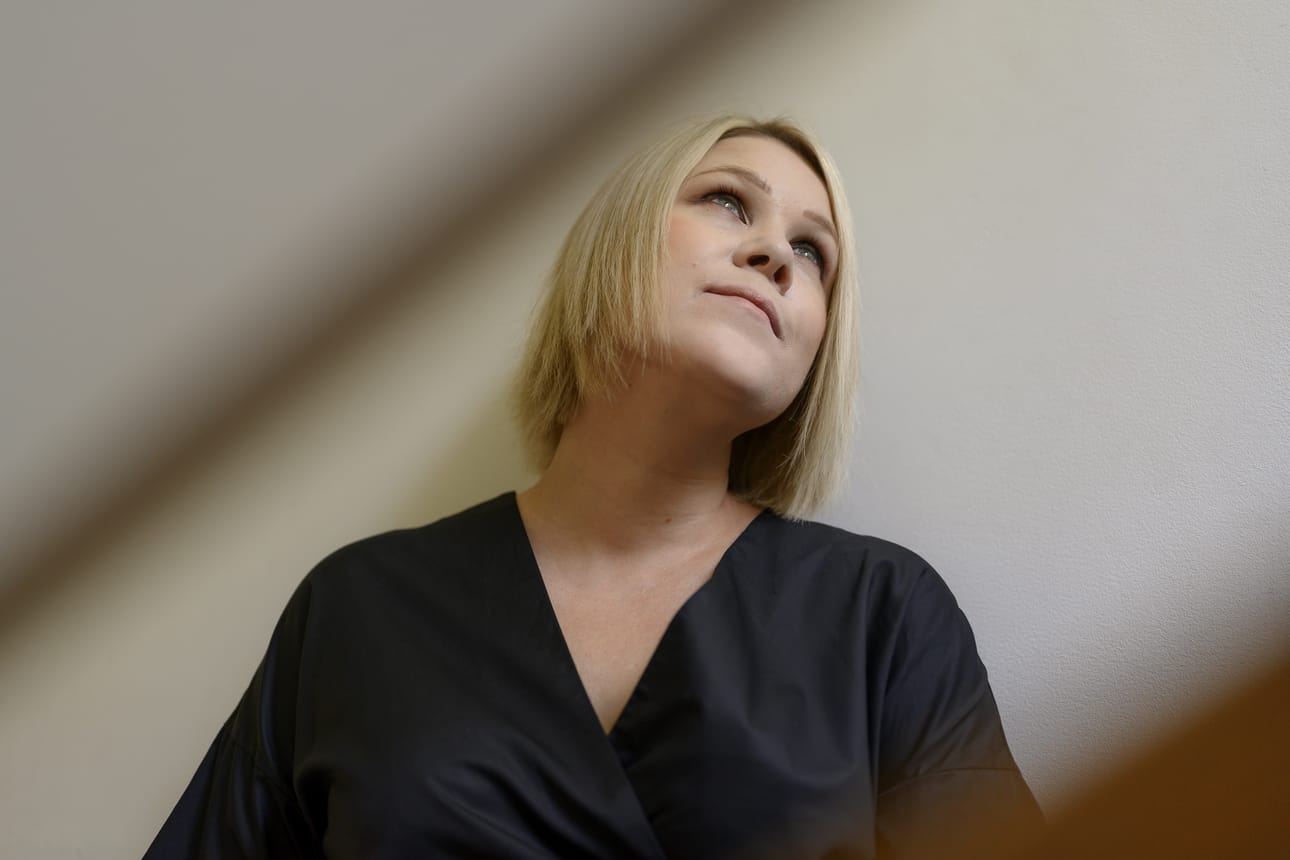 Helsingissä asuvan Heini Röyskön Lapuan patruunatehtaan räjähdyksestä kertova romaani kilpailee Pohjalaisen kirjallisuuspalkinnon voitosta. - Huomasin, ettei patruunatehtaan räjähdyksestä ollut juuri kirjoitettu kaunokirjallisuutta, Röyskö sanoo.
