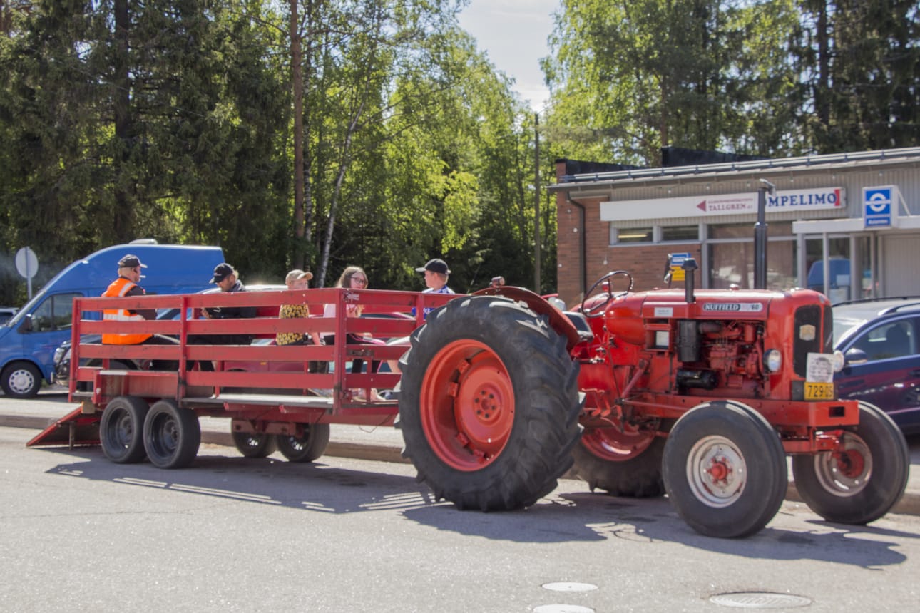 Uutuutena Folk-markkinoilla oli mahdollisuus päästä tasatunnein kauppakierrokselle veteraanitraktorin kyydityksellä. Traktorikyyti saavutti suuren suosion ja oli melkein joka kerta täynnä.