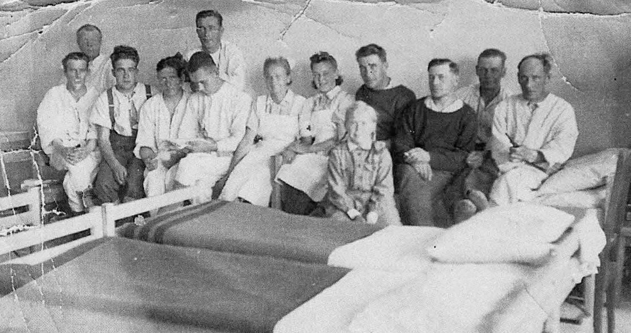 Vasemmalta Jalmari Törmänen, Sakari Ollikainen, Veikko Ojalehto, Unto Sandbacka, Vilho Räisänen, Jaakko Toppinen, Kyllikki Rissanen, Helvi Karvonen, Mikko Alasuutari, Armas Salmela, Johannes Niemimäki, Väinö Hautala ja edessä lettipäinen harjoittelija Laila Jaara Kempeleestä. Valokuvaamo Karjalanhelmi, Oulu.