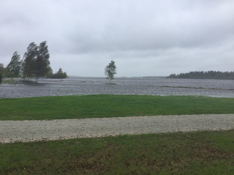 Ruutinranta on Kemissä veden peitossa myrskyn vuoksi.
