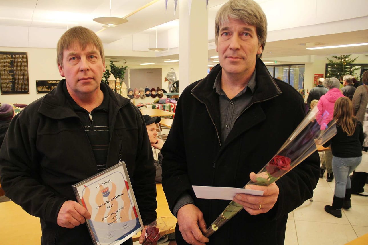 Vuoden kärsämäkiseksi on valittu pitkäikäinen yritys, Saaren Kuljetus Oy. Yritys työllistää yli 40 henkilöä. Tunnustuksen ottivat vastaan Jukka Saari ja Ilkka Saari.