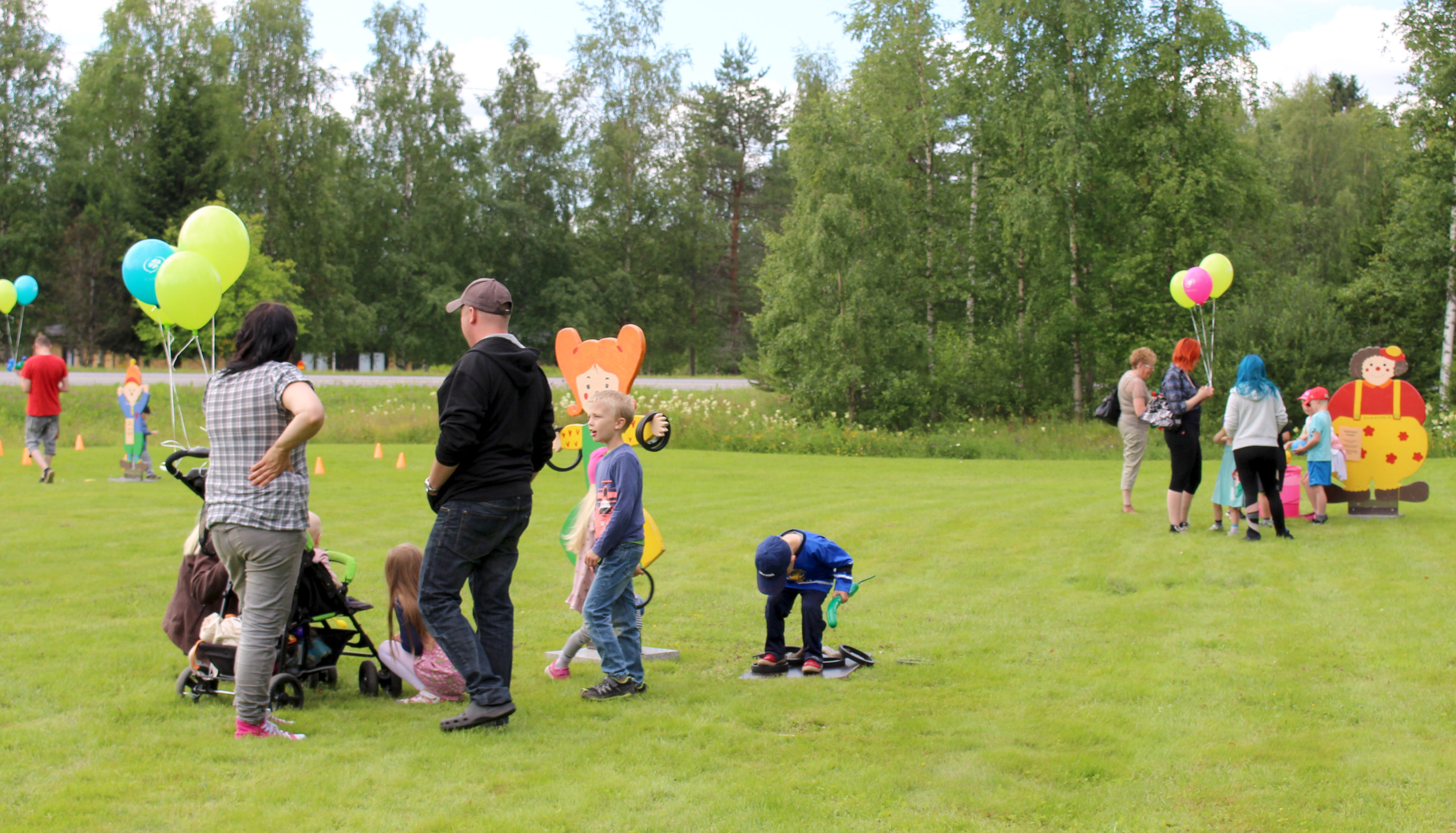 Juhlateltan ympärillä riitti vilskettä, kun lapsiperheet tutustuivat pellepuistoon.