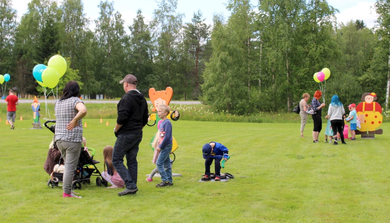 Juhlateltan ympärillä riitti vilskettä, kun lapsiperheet tutustuivat pellepuistoon.