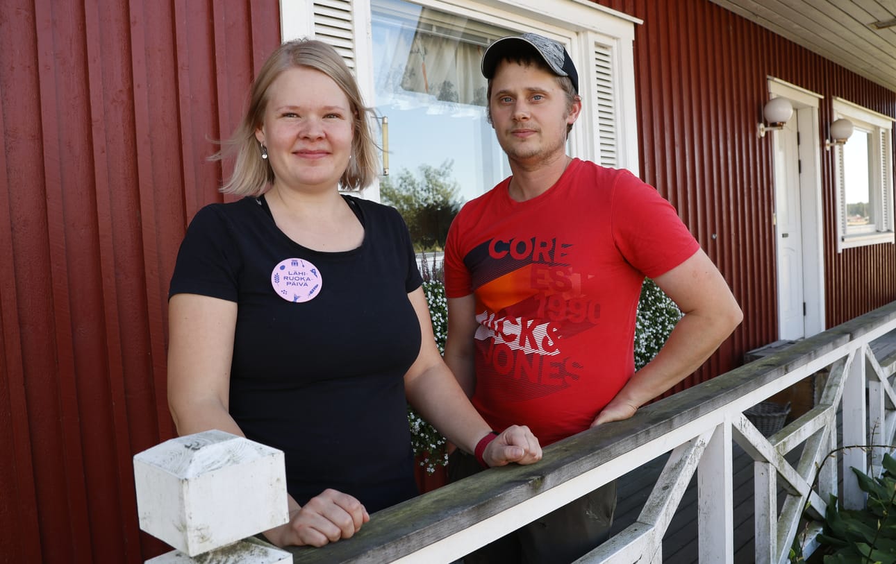 Jussi Kaustinen myönsi, ettei tiedä, mitä muuta kuin oman kontin lähiruokaa heillä syödään. – Laura hoitaa jääkaapin täytön, hän nauroi.