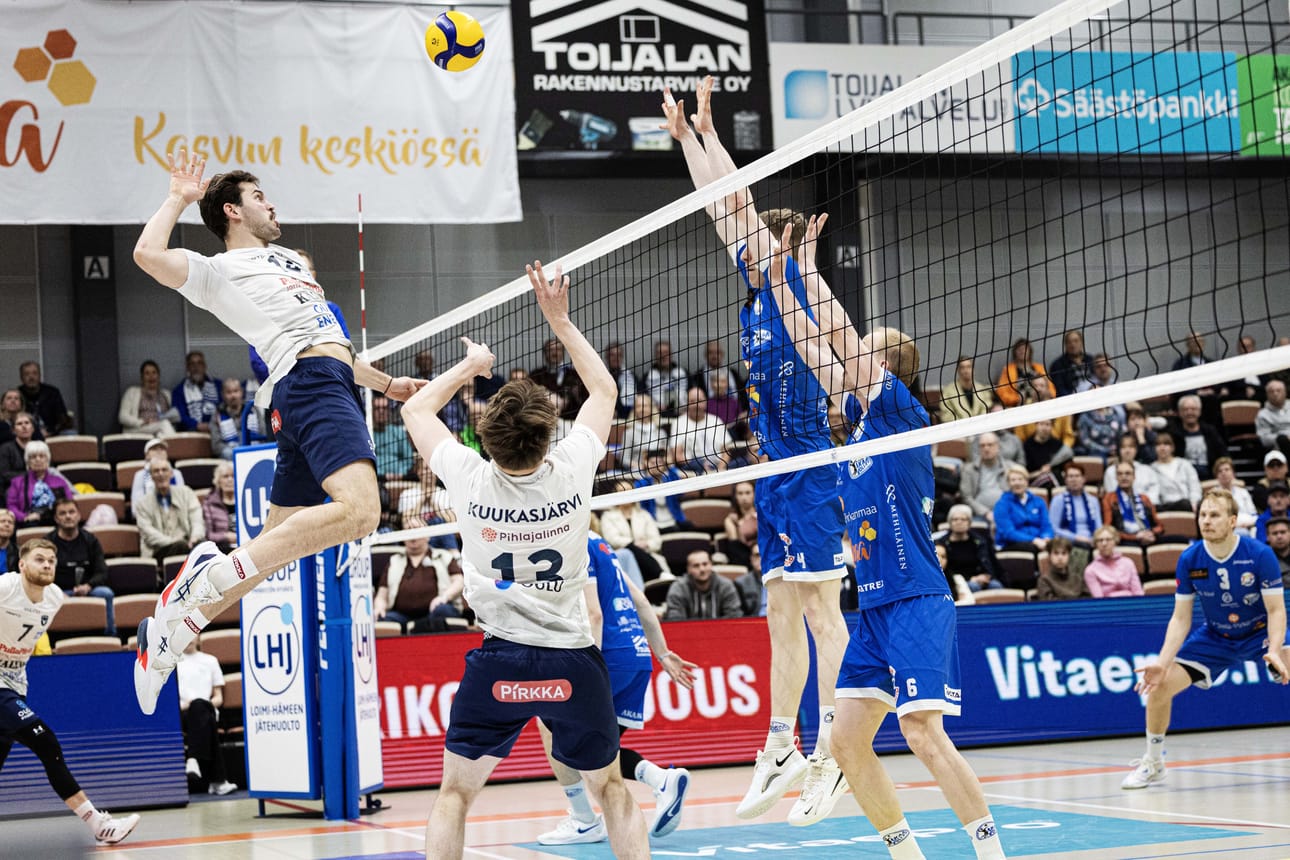 Matt Gentry (ilmassa) ja muut ACO Volleyn pelaajat törmäsivät ratkaisuerässä Akaa-Volleyn muurimaiseen torjuntaan.