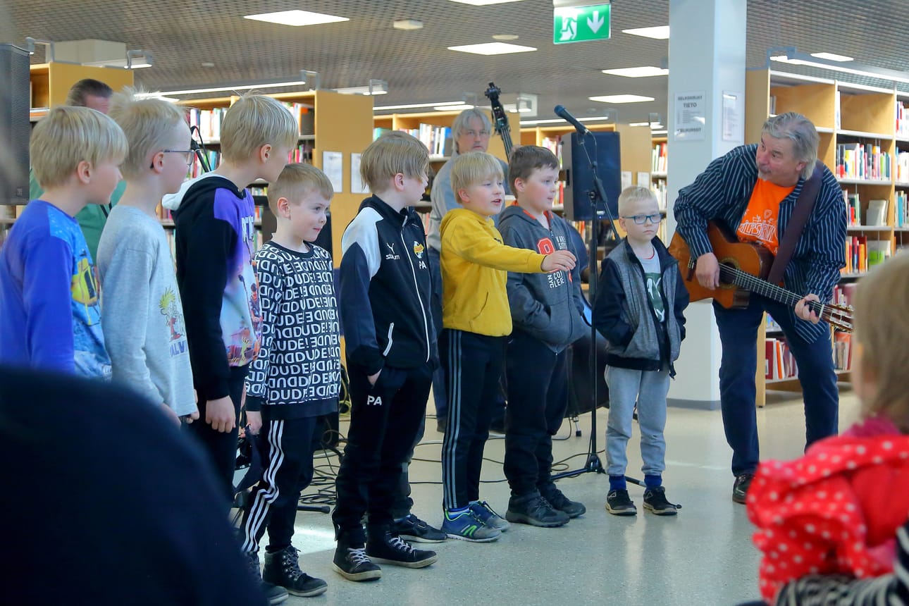 Risto Järvenpään (oik.) Ukko Jörrikkä -kappaleessa keltapaitainen Juho sai esittää päähenkilöä.