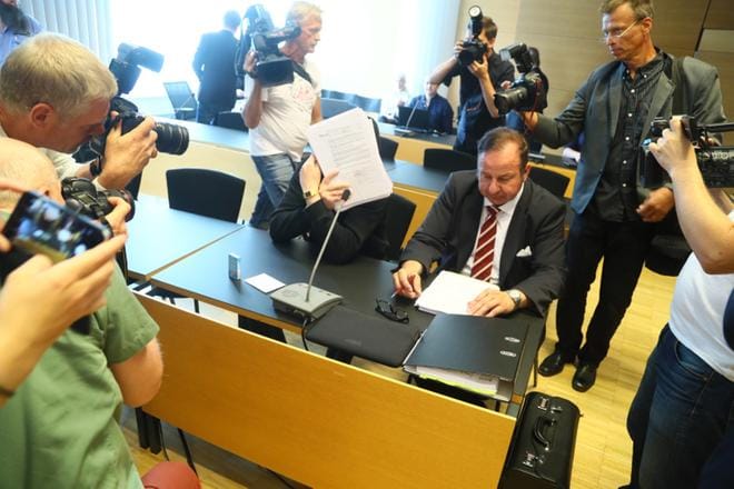 Sarjakuristajana tunnettu Michael Penttilä on tiistaina oikeudessa murhasyytteen vuoksi. Häntä avustaa asianajaja Kari Eriksson. KUVA: Mauri Ratilainen / Compic.