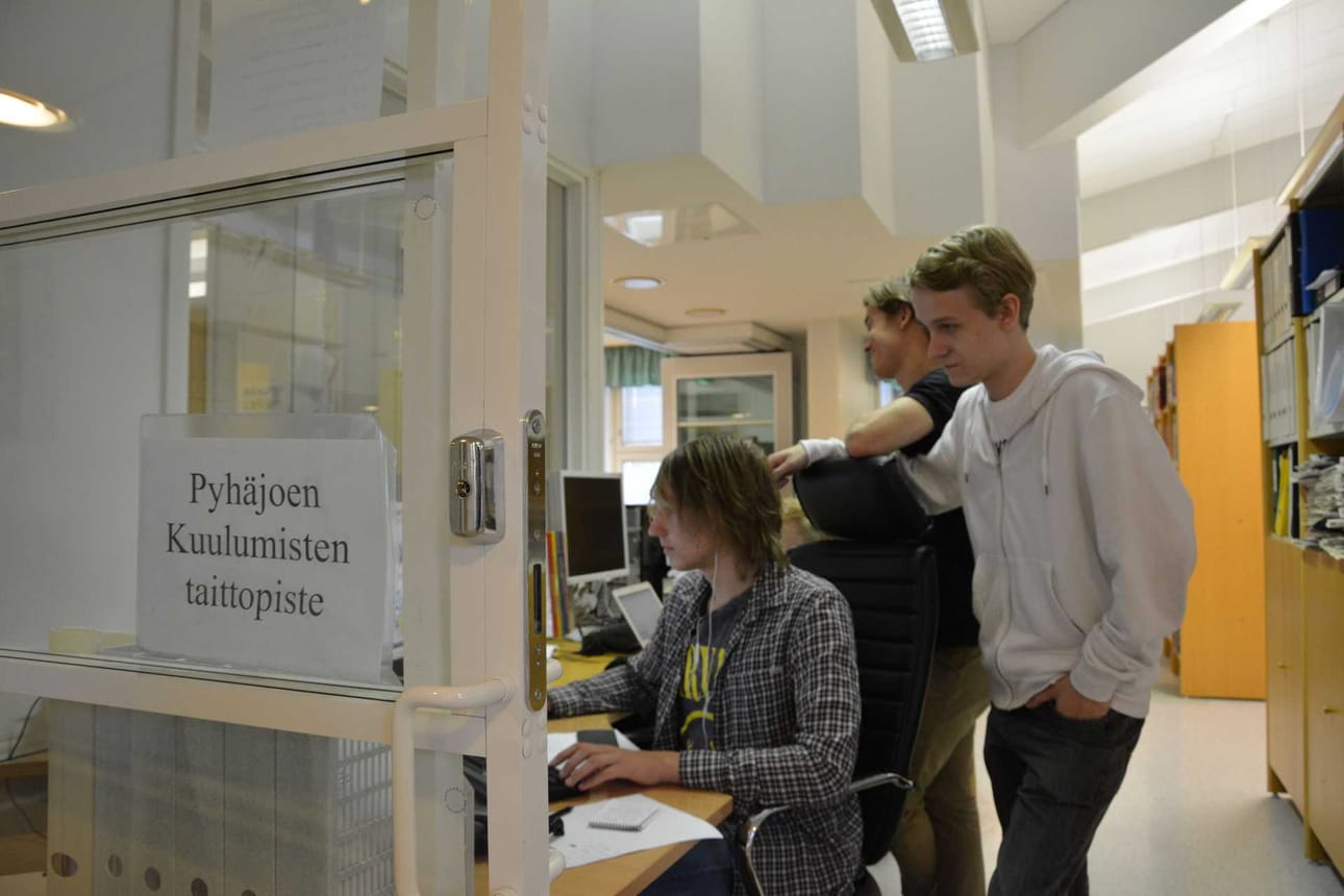 Lukioon kuuluvat erilaiset kehittämisen välineet. Niistä jatkuvasti toiminnassa on Pyhäjoen Kuulumiset, joka on ainutlaatuinen hanke Suomessa.