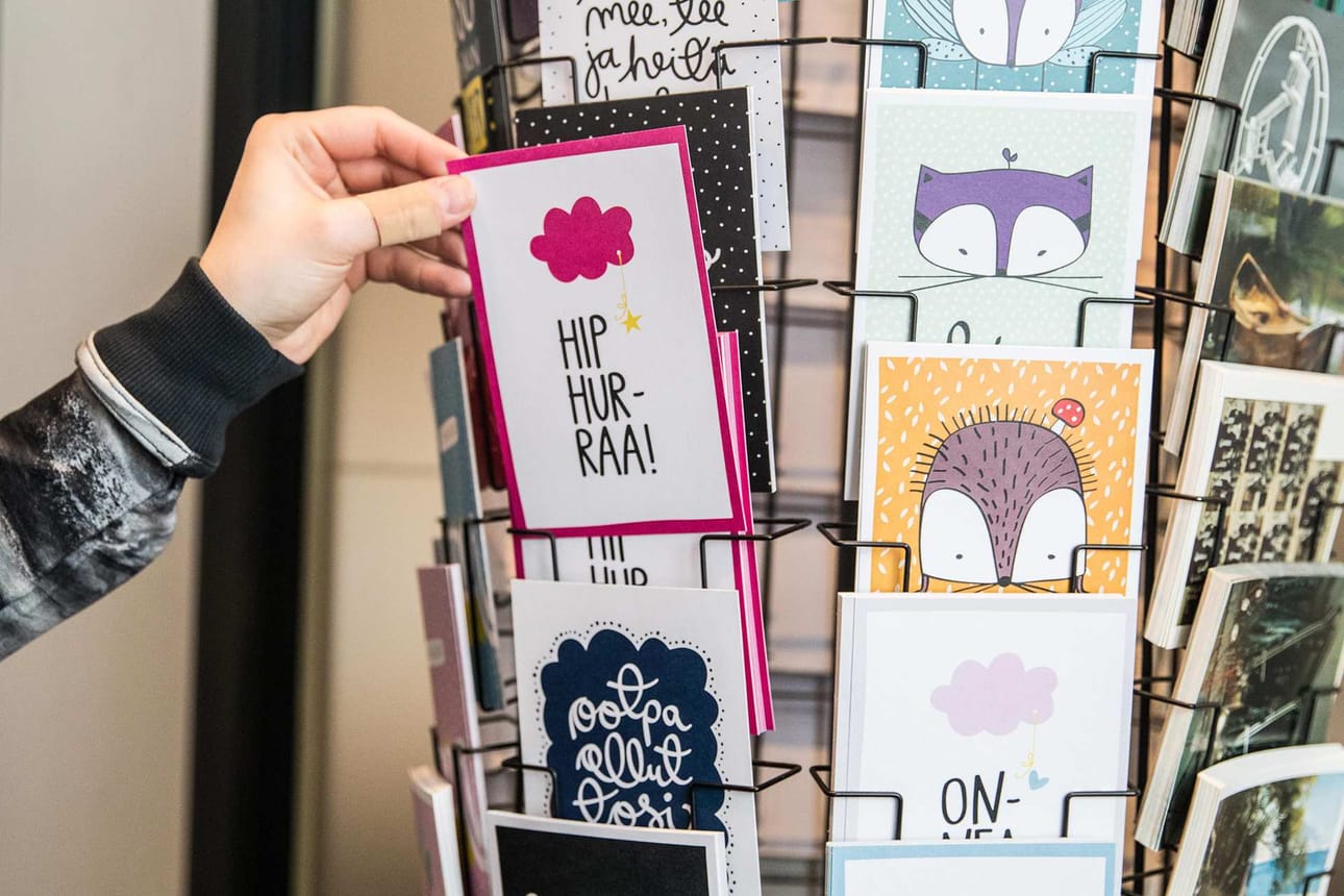 Korundi Shop ei ole perinteinen museokauppa vaan myynnissä on paljon muutakin. Postikorttivalikoima on yksi kattavimpia koko Rovaniemellä. Ninnimoi Designin iloiset kortit ovat asiakkaiden suosikkeja.