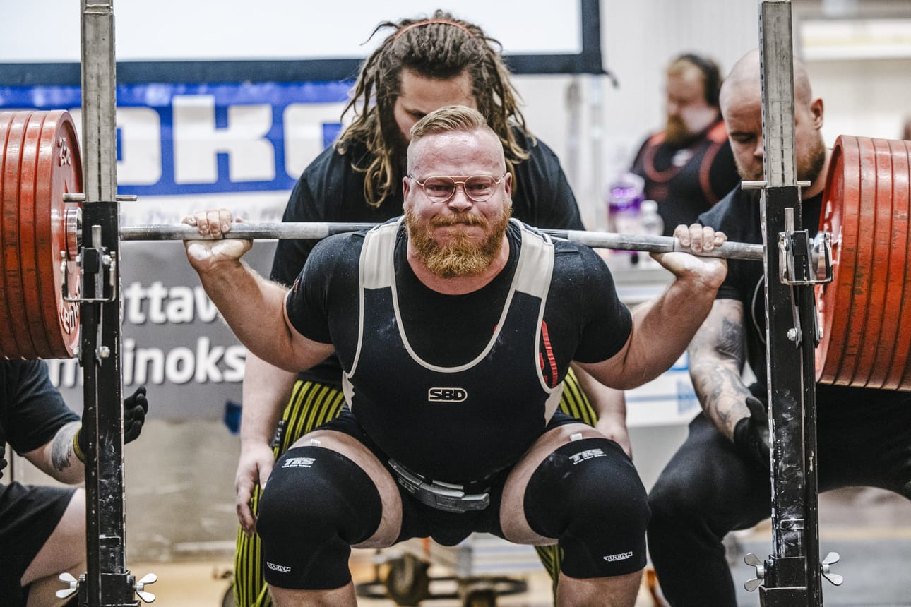 Antti Kriikkula kyykkäsi sunnuntaina uuden Suomen ennätyksen 120-kilon sarjassa: 337,5 kiloa.