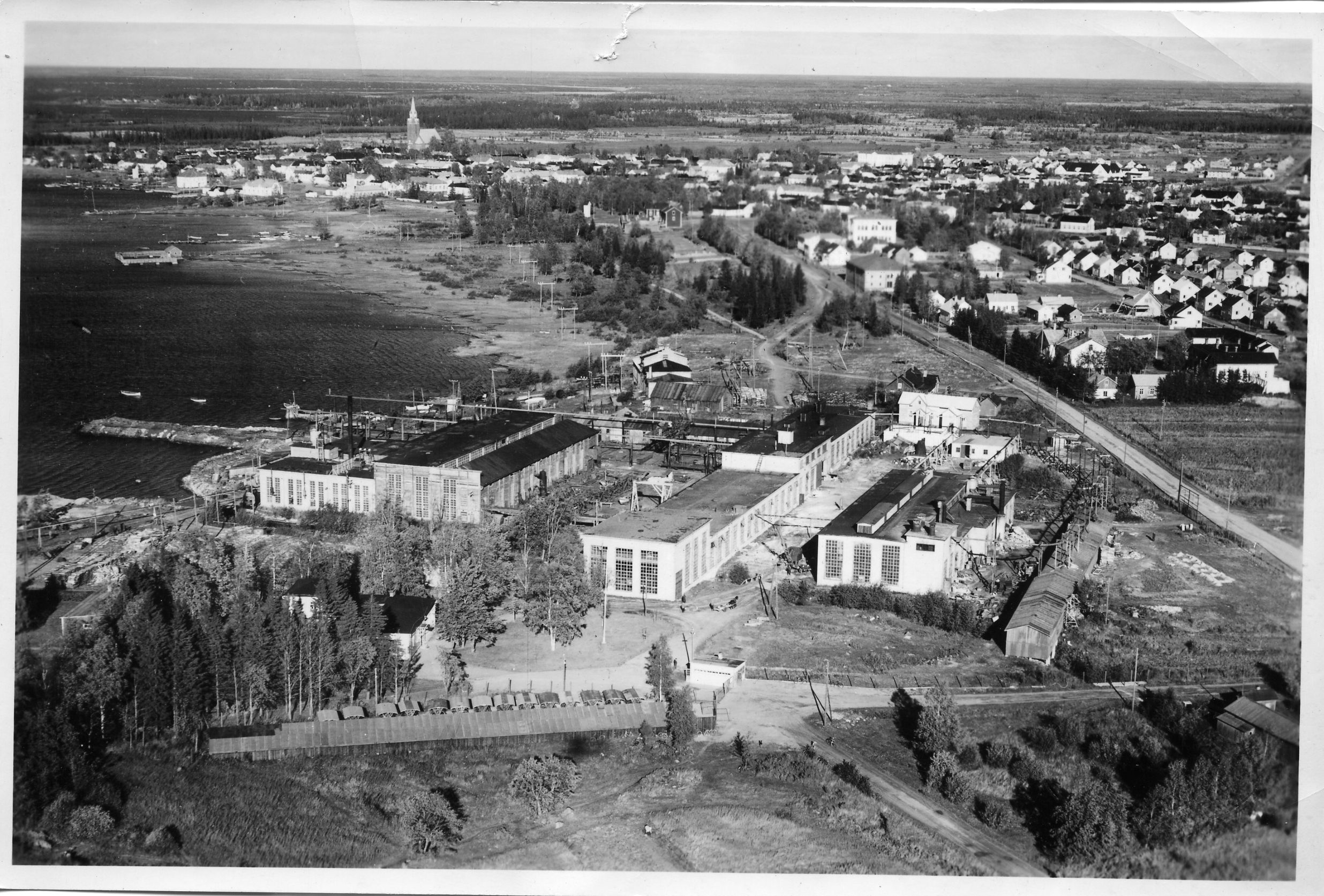 Ruonan tehdas vuonna 1950. Nykyisin paikalla on Miilukankaan tehdas. Kuva: Raahen museon kokoelma. 