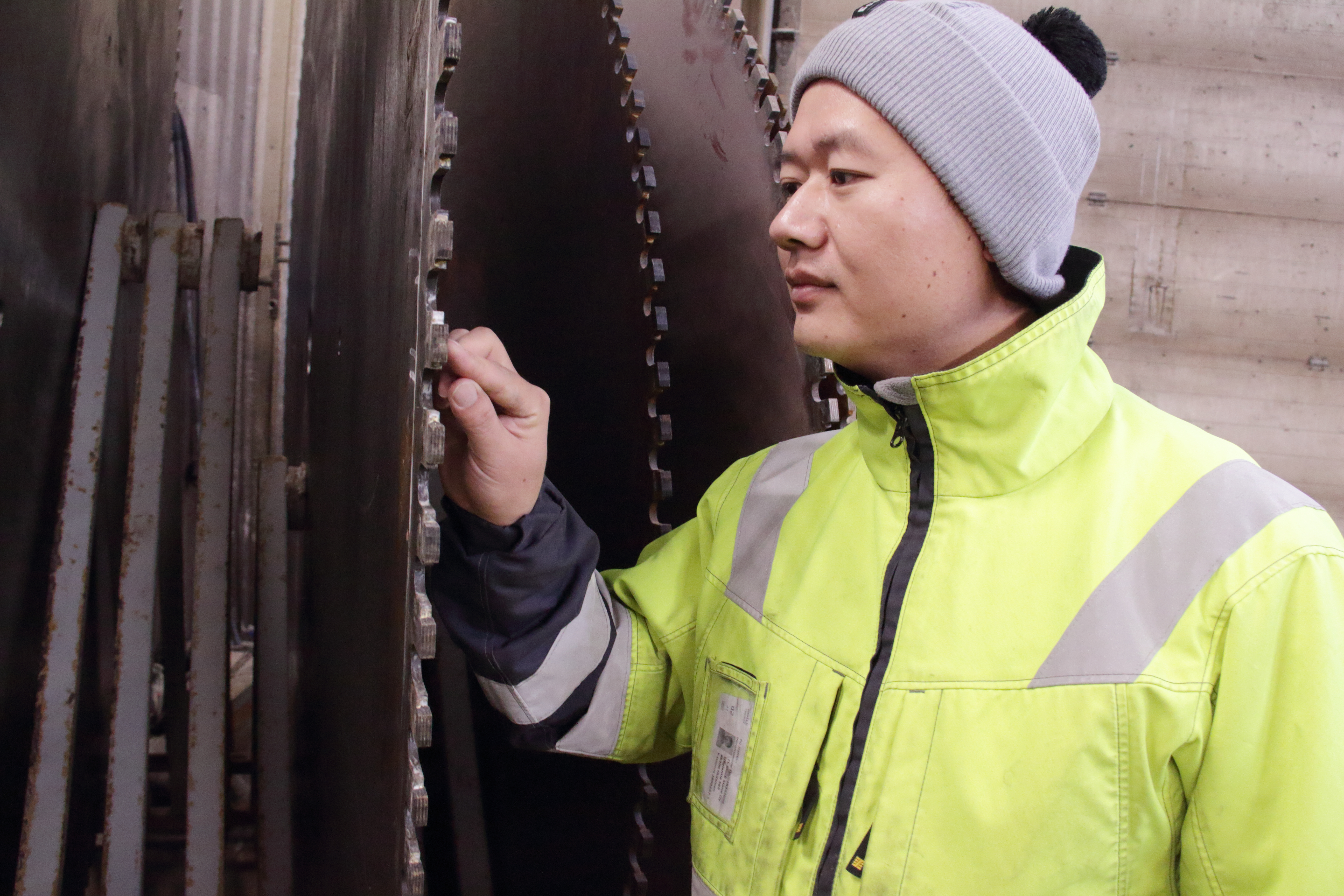 Fu Jianbin kertoo sahanterien huollosta, joka sujuu robottien avulla nykyään sutjakasti.