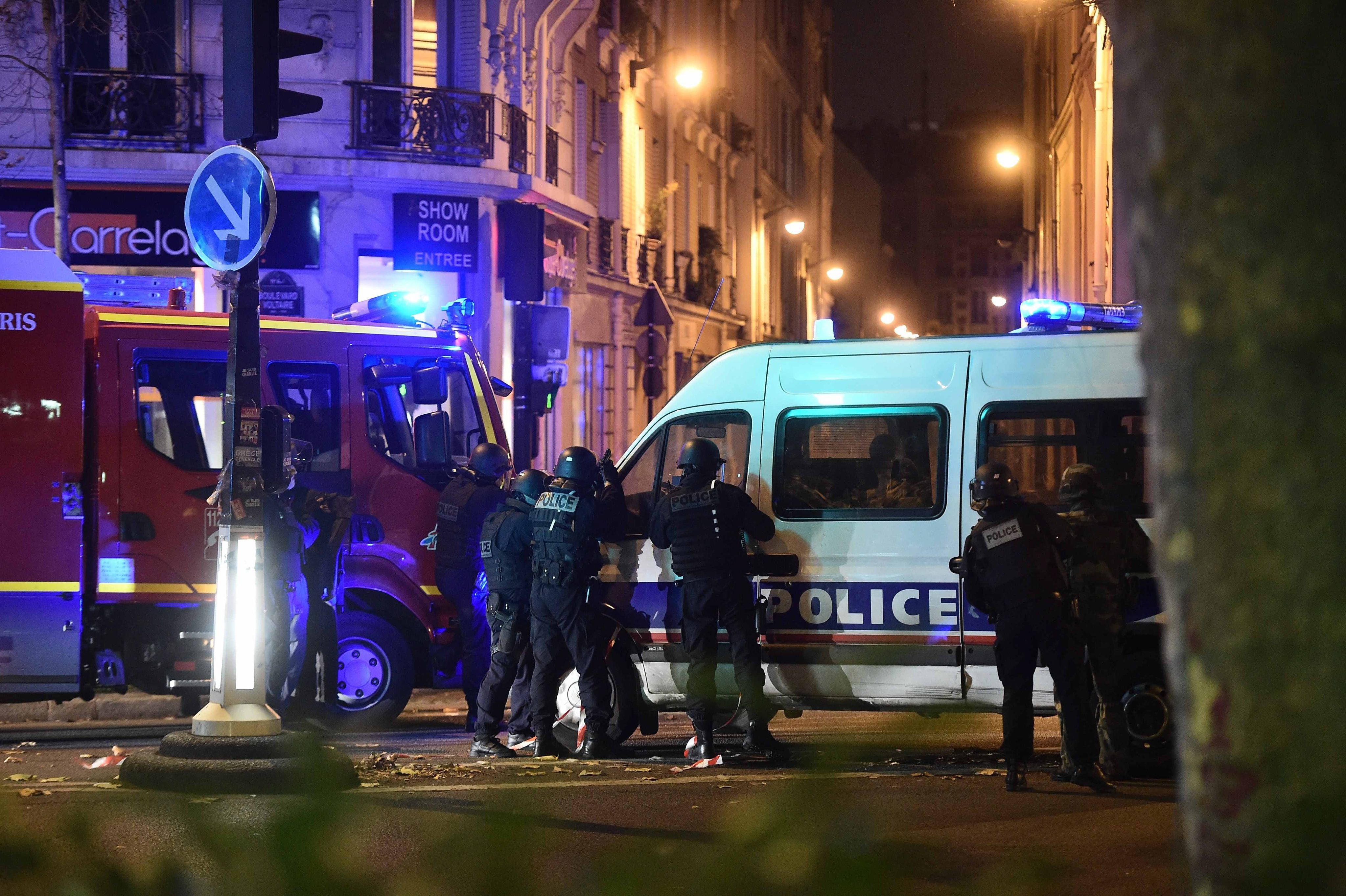 epaselect epa05023832 Police officers gather outside the Bataclan concert venue in Paris, France, 13 November 2015, where a gunman has reportedly taken people hostage. At least 26 people have died in attacks in Paris on 13 November after reports of a shootout and explosions near the Stade de France stadium.  EPA/CHRISTOPHE PETIT TESSON
 BY: ALL OVER PRESS / EPA-PHOTO CODE: EPAXX8
