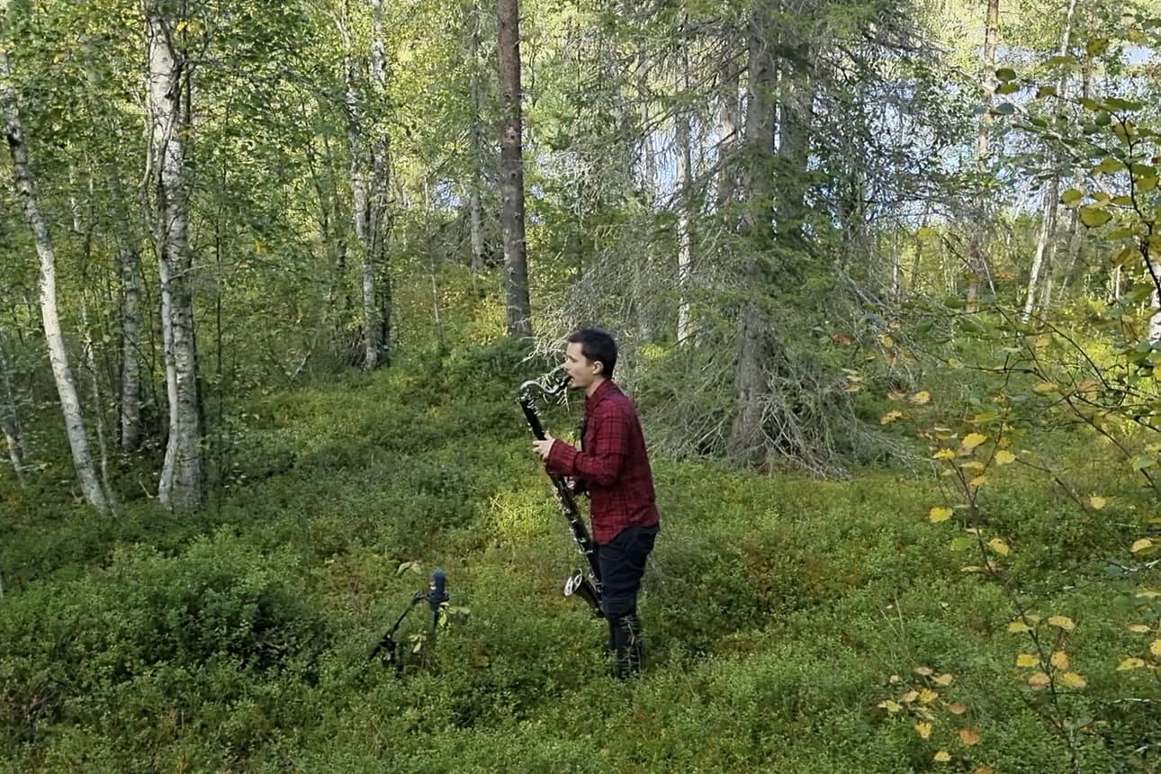 Helsinkiläismuusikko Mikko Aaltio soittamassa maakuntalaulua Taivalkosken Hoikanvaarassa.