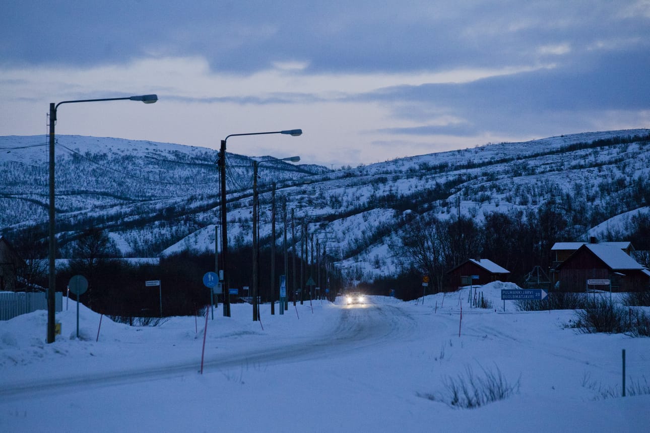 Kaamos päättyy Nuorgamissa. Kuva otettu vuonna 2013 17.1. kello 11.57.