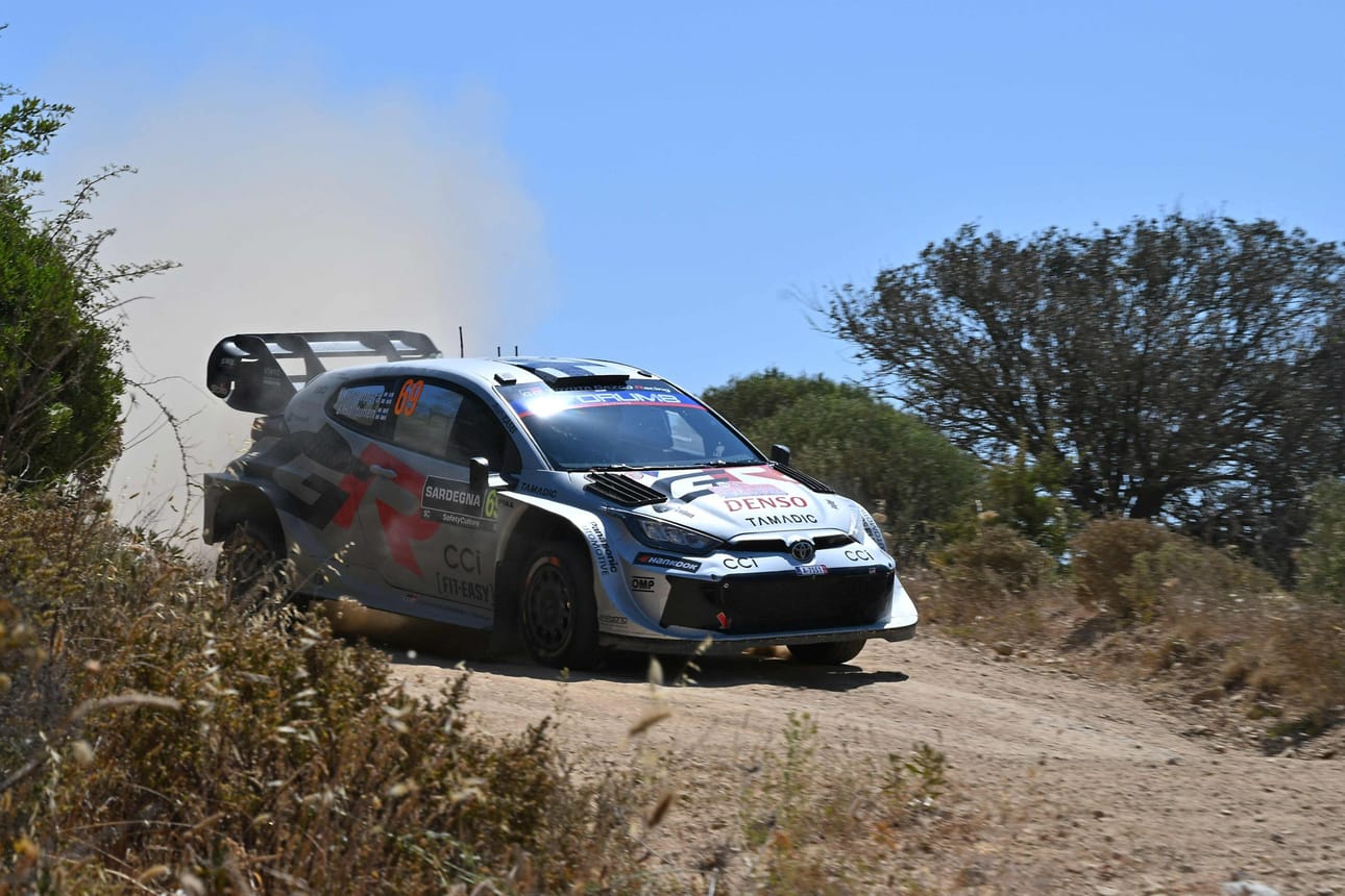 Kolmanneksi Sardiniassa ajaneen Toyotan Kalle Rovanperän (kuvassa) edellä ovat Toyotan Sebastien Ogier ja Hyundain Ott Tänak. LEHTIKUVA/AFP