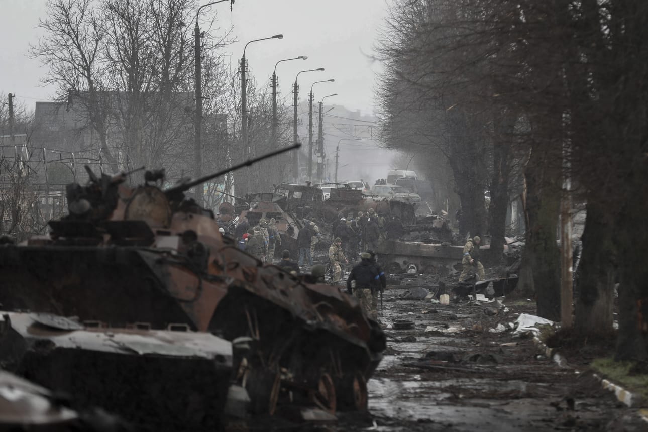 Ukrainan armeijan joukot tarkastivat tuhoutunutta venäläiskalustoa Butshan kaupungissa, joka vallattiin takaisin venäläisiltä.