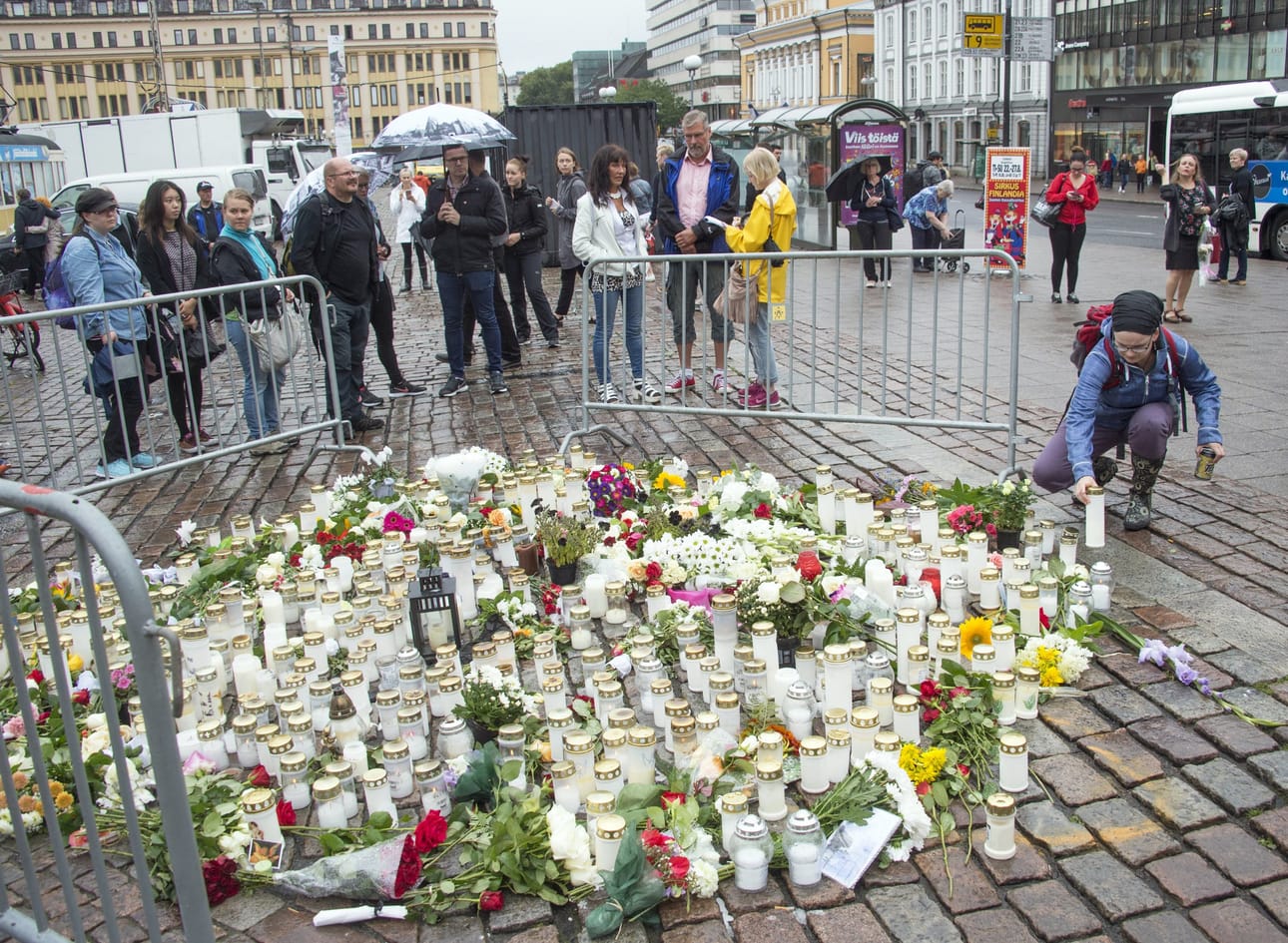 Turun puukotuksista epäilty näyttää valinneen uhrinsa muuten sattumanvaraisesti, kertoo poliisi.
