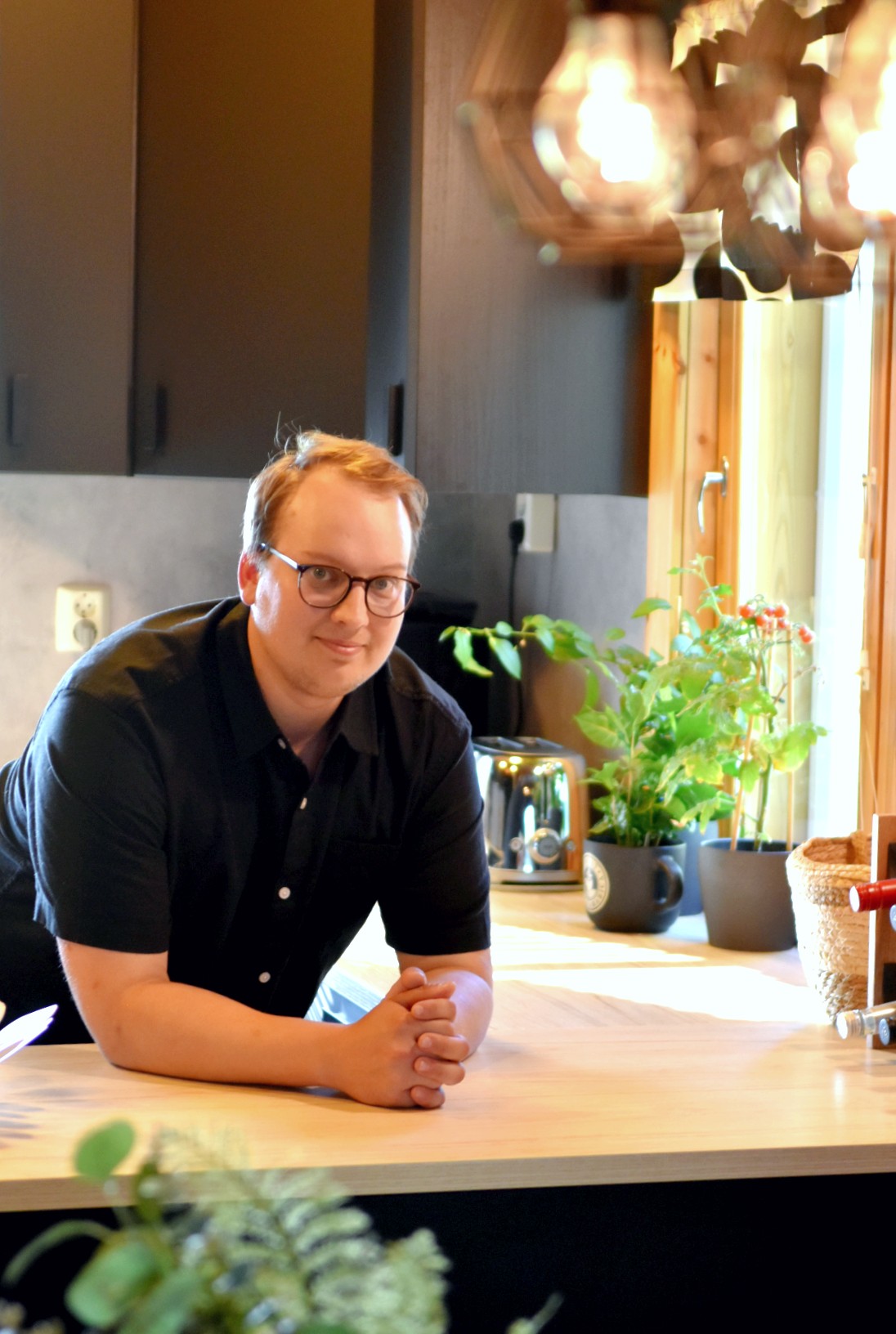 Aleksi Härkinin keittiössä tateista tehdään jäätelöä ja kinuskia – Kuusamoon muuttanut Aleksi toi huippuravintoloiden opit mukanaan: ”Pyrin aina tarjoamaan asiakkaalle yllätyksiä ja kokemuksia”