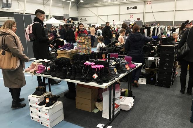 Mega Outletissa oli markkinatunnelmaa. Kuva Virpi Kupiainen-Ämmälä
