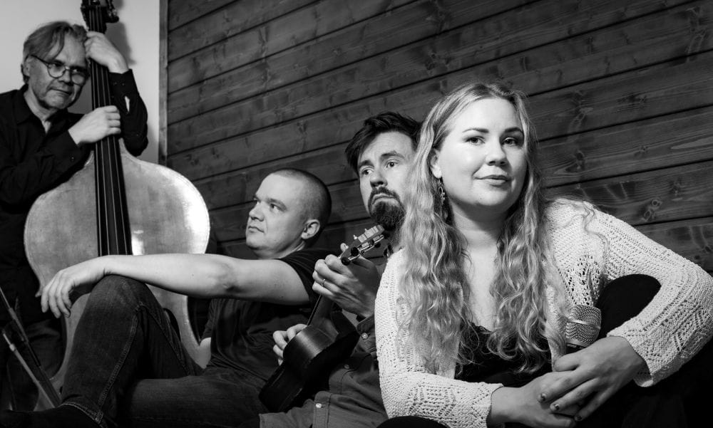 Sofia Adalmiinaa säestävät Ari Kivelä kontrabassossa, Joonas Vapaavuori sellossa ja Valtteri Huhtahaara pianossa.