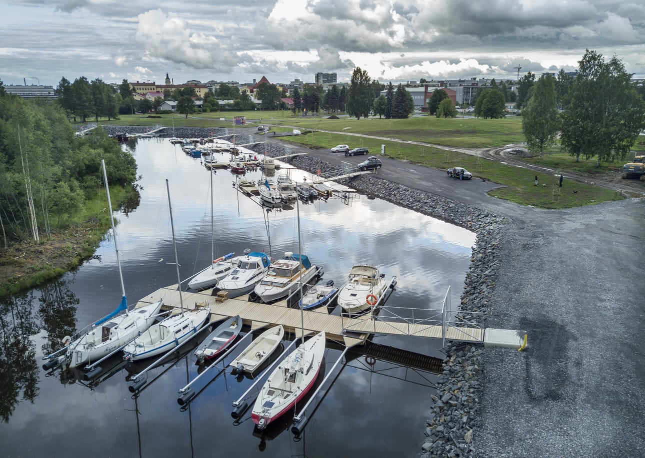 Useissa Oulun pienvenesatamissa olisi korjattavaa, mutta rahoituksesta on puutetta. Kuva Hollihaan pienvenesatamasta.