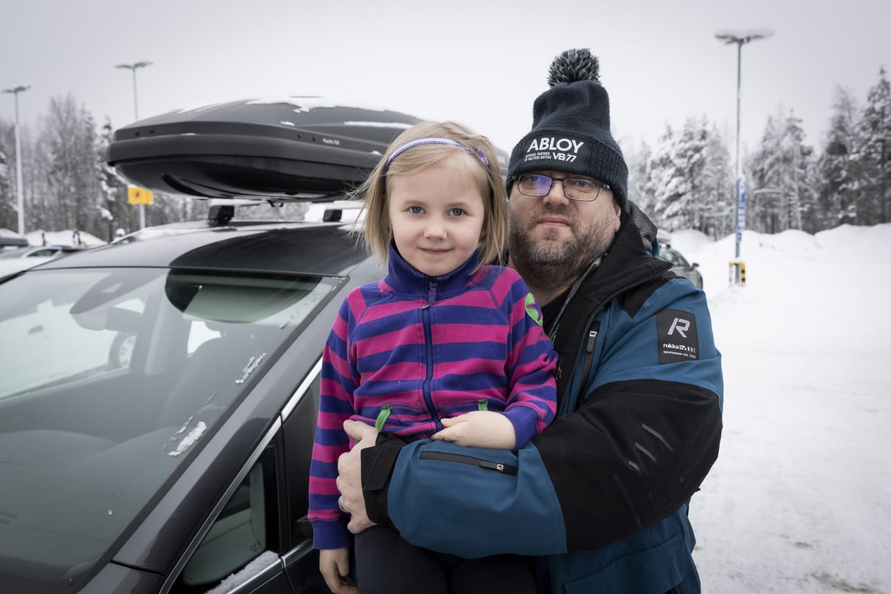 Etelä-Pohjanmaalla asuvat Veera ja Juha Äijänaho olivat lauantaina matkalla kotiin Pyhätunturilta. Muu perhe kiiruhti heti pysähtymisen jälkeen sisälle huoltoasemalle.