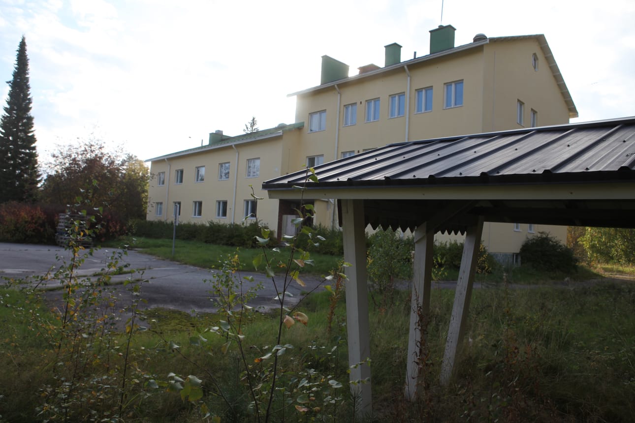 Suomussalmen Ämmänsaaren vanha kasarmi on tyhjillään.