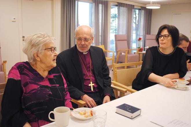 Piispa Simo Luoma jutteli Kuismankartanon avajaisissa Anja Lähdeahon ja hänen tyttärensä Pauliina Lähdeahon kanssa. KUVA:EEVA-LIISA KULJU