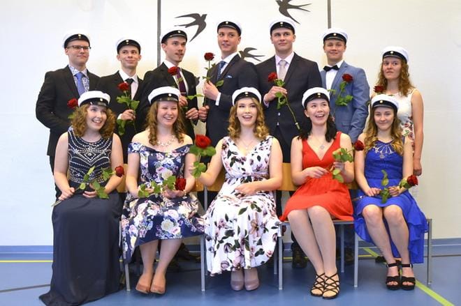 Jurvan lukiosta valmistui 12 ylioppilasta. He ovat Eero Tuomisto (tak. vas.), Karim Mohsein, Lauri Rätti, Emil Mäenpää, Mikko Maunumäki, Matias Tiittanen, Selina Mäkiranta, Rose Öling (ed. vas.), Reetta Liinamaa, Katriina Vainionpää, Minerva Kamila ja Mandi Anttila. KUVAT: JAANA ALA-LAHTI