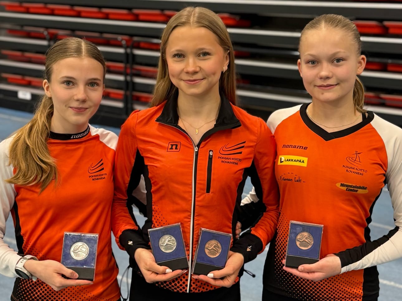 Peppi Heikkilä (vas.), Ellen Vierimaa ja Saana Daavittila pokkasivat mitalit SM-hallikilpailuista viikonloppuna.