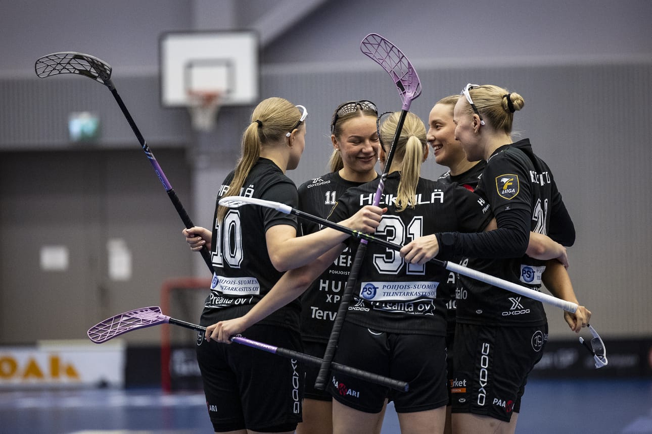 Rankkojen Ankkojen Nea Pirttilä (vas.), Jonna-Liina Varis, Iida Heikkilä, Hanna Niemelä ja Liinu Koivisto saivat juhlia lauantaina voittoa.