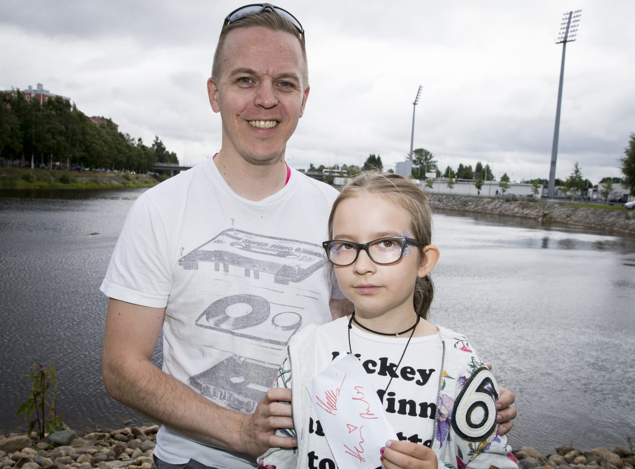Mikko Leinonen ja Lotta Luosujärvi saivat kolmen suosikkitubettajan nimikirjoitukset lauantaina järjestetyssä fanitapaamisessa.